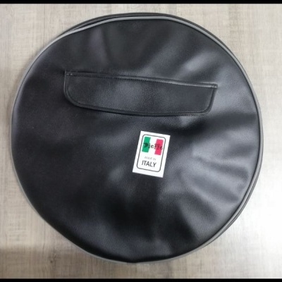 Capa redonda preta com etiqueta da Itália sobre superfície clara