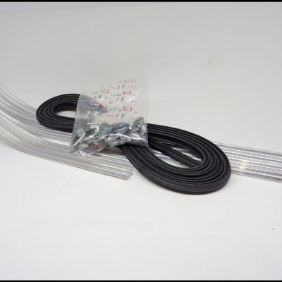 Conjunto de peças metálicas curvas, fios pretos e acessórios em saco plástico