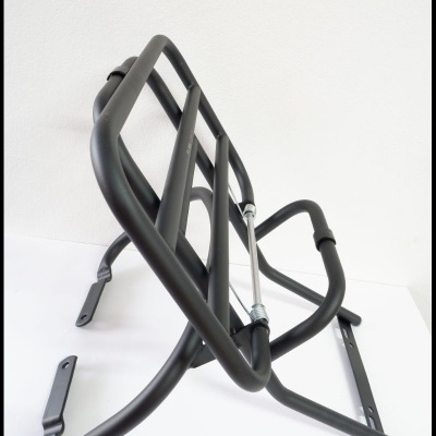 Estrutura metálica preta para suporte ou transporte