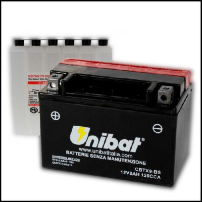 Bateria preta Unibat CBTX9-BS com tampa vermelha e embalagens de líquido eletrolítico ao fundo