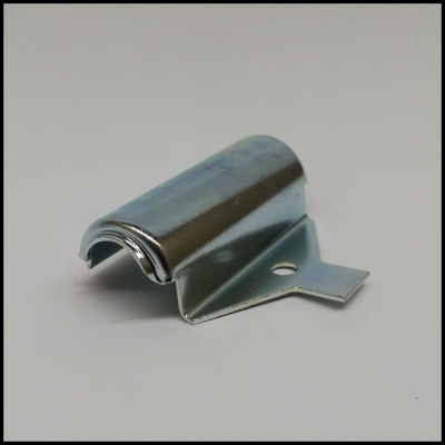 Abraçadeira metálica prateada pequena com furo para parafuso
