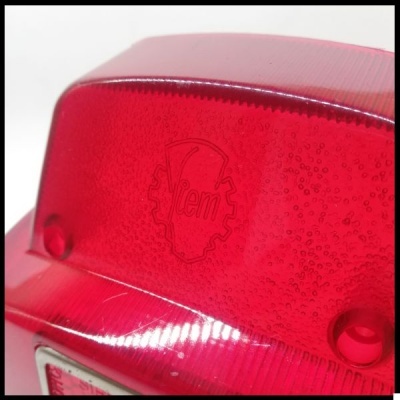 Luz traseira vermelha translúcida para veículo com marca gravada 'Iem'