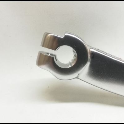 Ferramenta de metal prateado com extremidade circular e fenda