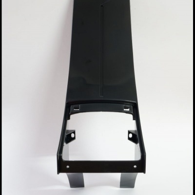 Peça plástica preta com recorte quadrado sobre fundo branco