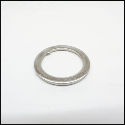 Argola metálica prateada circular sobre fundo branco