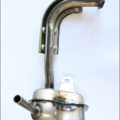 Peça automóvel metálica com tubo curvo e reservatório prateado