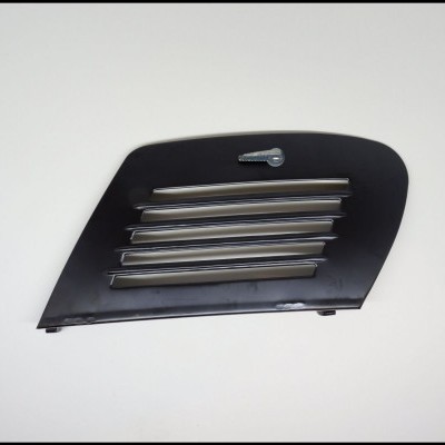 Grelha para automóvel preta com detalhes cromados e parafuso