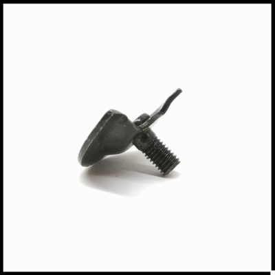 Parafuso com cabeça tipo borboleta preto sobre fundo branco