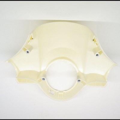 Peça de plástico creme com vários encaixes e parafusos