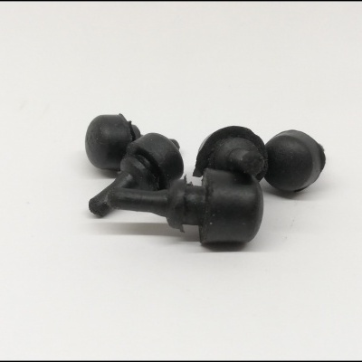 Cinco tampas pretas para válvulas em superfície branca