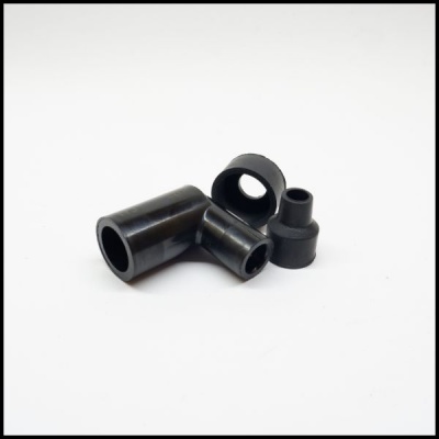 Três peças cilíndricas de plástico preto