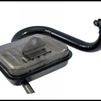 Escape de motor automóvel em metal preto com caixa retangular e tubo curvo