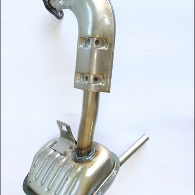 Peça metálica de escape automóvel com tubo curvo e caixa retangular