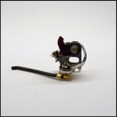 Dispositivo metálico prateado com alavanca vermelha e tubo preto