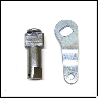 Pino cilíndrico metálico e chapa metálica prateada sobre fundo branco