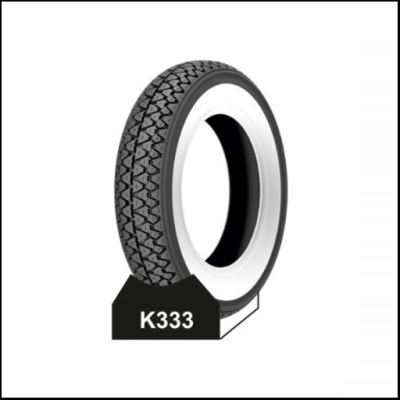 Pneu com faixa lateral branca e banda de rodagem texturizada sobre suporte com etiqueta K333