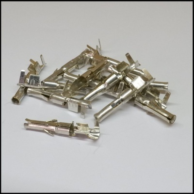 Terminais metálicos para conexões elétricas prateados sobre fundo branco