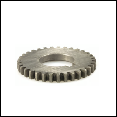 Engrenagem metálica circular prateada com dentes uniformes