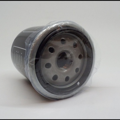 Filtro de óleo preto com tampa metálica prateada perfurada e embrulhado em plástico transparente