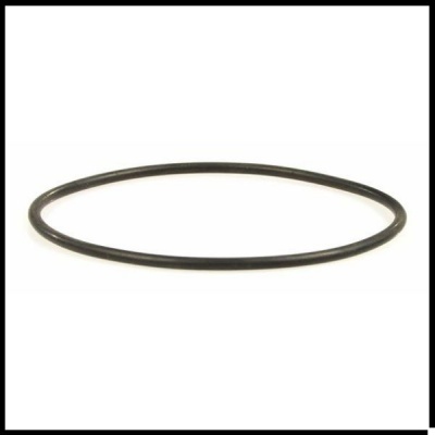 Pulseira fina circular preta sobre fundo branco