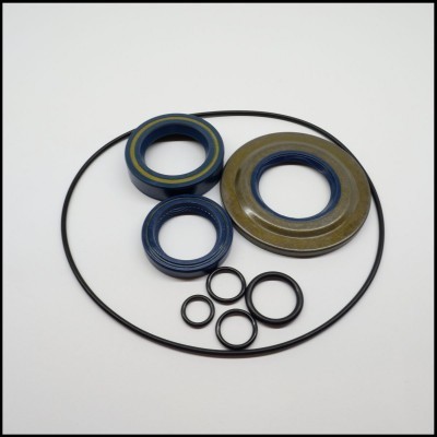 Conjunto de anéis de vedação e rolamentos em borracha e metal sobre fundo branco