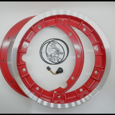 Discos de travão em metal vermelho e prateado com anéis e componente elétrico