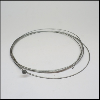 Corda metálica fina com peça redonda numa extremidade sobre fundo branco