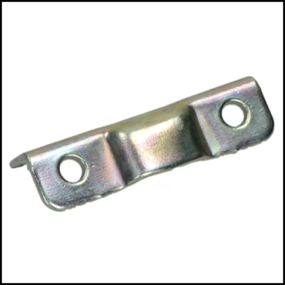 Peça metálica prateada com dois furos circulares para fixação