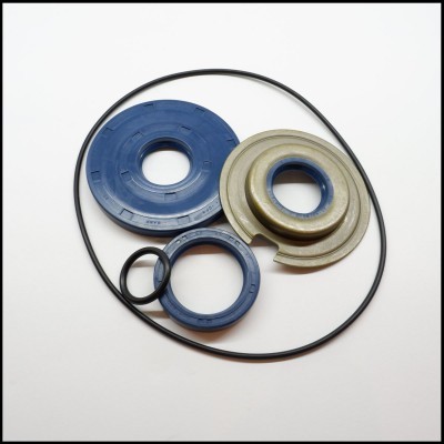 Conjunto de juntas de vedação circulares em diferentes cores e materiais sobre fundo branco