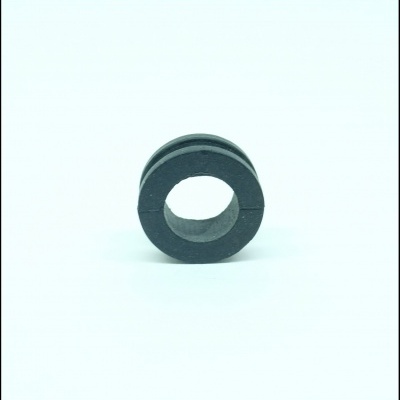 Anel preto pequeno com ranhura, sobre fundo branco