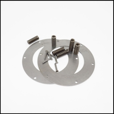 Placas metálicas circulares, parafusos e molas espirais sobre fundo branco