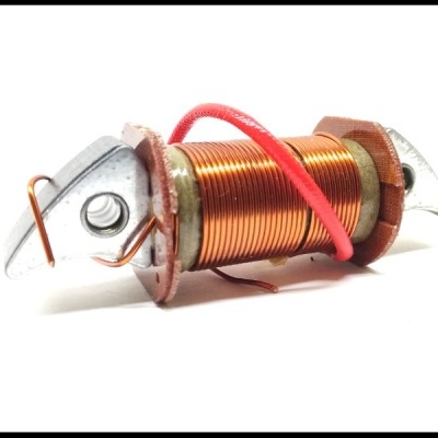 Bobina elétrica com fio de cobre e suportes metálicos