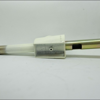 Componente metálico e branco com inscrição EX-14 em superfície branca