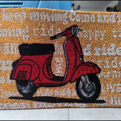 Tapete de porta com mota vermelha e texto branco