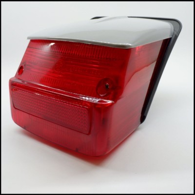 Luz traseira de automóvel vermelha com parte superior cinza