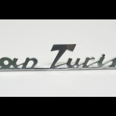 Emblema metálico prateado com texto Gran Turismo