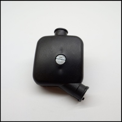 Peça de plástico preto quadrada com parafuso central e duas saídas cilíndricas