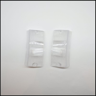 Par de lentes transparentes quadriculadas em fundo branco