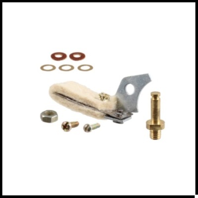 Peças metálicas e de lã com anéis e parafusos sobre fundo branco