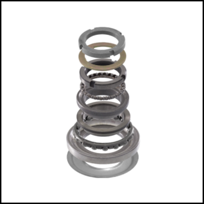 Conjunto de rolamentos e anéis metálicos empilhados