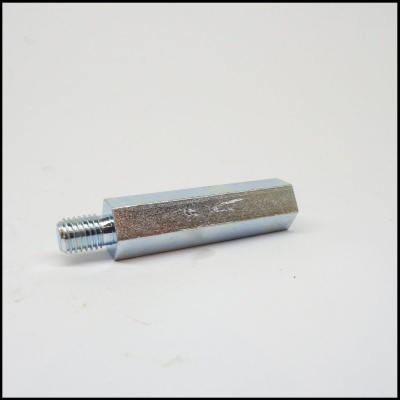 Peça metálica hexagonal com rosca numa das extremidades em fundo branco