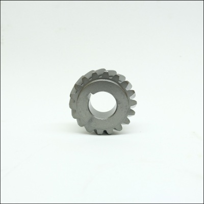 Engrenagem metálica cinzenta com dentes espiralados sobre fundo branco