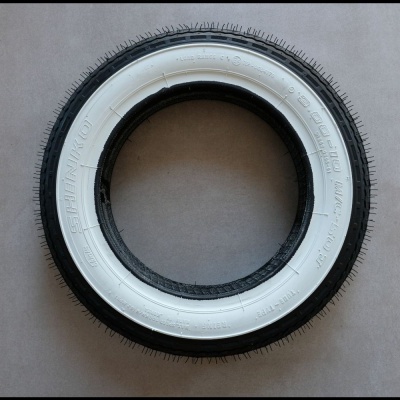 Pneu de bicicleta com faixa branca lateral