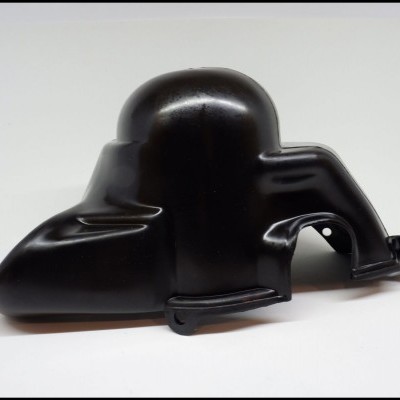 Capa plástica preta lisa com formato irregular sobre fundo branco