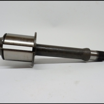 Eixo metálico cinza prateado e preto sobre fundo branco