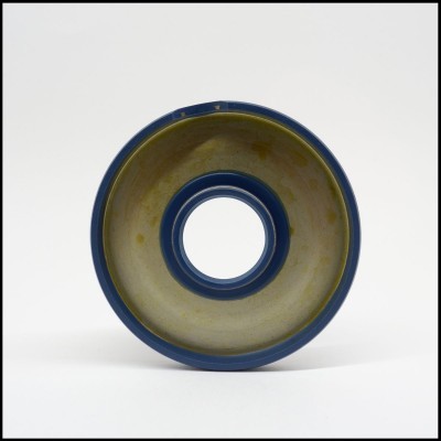 Objeto cerâmico circular com centro aberto e bordas azuis