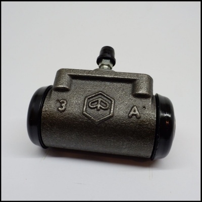 Cilindro de travão metálico com tampas pretas e marca em relevo