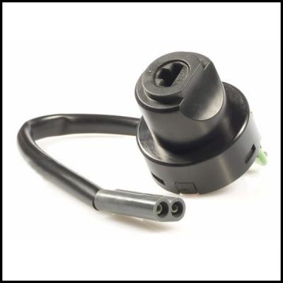 Peça eléctrica preta com cabo flexível e tomada cilíndrica de duas entradas