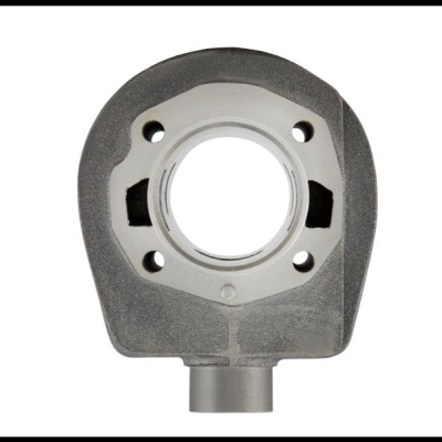 Peça metálica cinza com furos circulares e extensão tubular