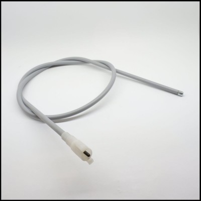 Cabo cinzento flexível com conector branco numa extremidade